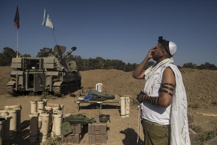עוד זמן לתפילות (צילום: Amir Levy / Getty Images) חייל מתפלל ליד גבול רצועת עזה
