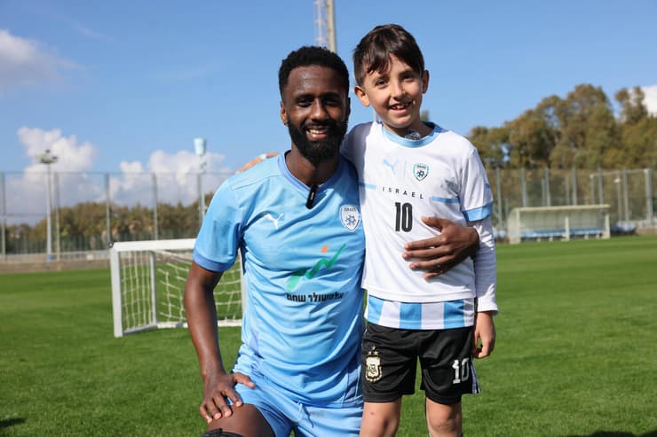 מפגש מרגש. אלי דסה עם נוה שוהם (צילום: עוז מועלם) נוה שוהם בן ה-8, ששוחרר משבי חמאס, עם קפטן נבחרת ישראל אלי דסה