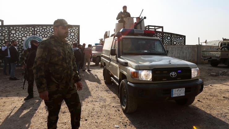 "נמצאים במירוץ נגד הזמן". אנשי מיליציות בעיראק (צילום: REUTERS/Ahmed Saad) חמושים ב מיליציה מיליציות פרו-איראניות ליד המטה שלהם ב בגדד עיראק שהופצץ