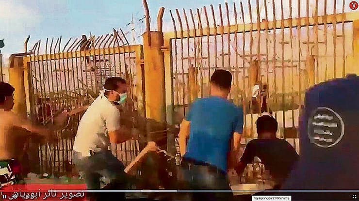 מחבלים בכניסה לקיבוץ זיקים ב-7 באוקטובר (צילום מסך) מחבלים ניסו להיכנס לקיבוץ זיקים 7 באוקטובר