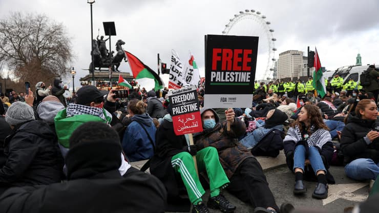 ההפגנות הפרו-פלסטיניות בלונדון נגד המלחמה. ב-2029 זה יגבר (צילום: HENRY NICHOLLS / AFP) בריטניה מול ארמון וסטמינסטר, במרכז לונדון הפגנה פרו פלסטינית נגד ישראל חרבות ברזל
