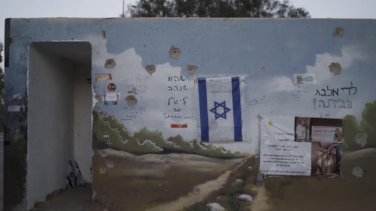 מיגונית בקיבוץ רעים שהותקפה בשבת השחורה (צילום: AP /Leo Correa) מיגונית דרום עוטף עזה