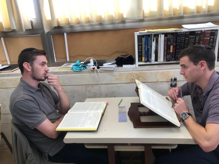 דוד שורץ ויקיר הכסטר בתמונה מבית המדרש. שניהם נפלו במלחמה (צילום: באדיבות ישיבת ההסדר הר עציון) דוד שורץ ויקיר הכסטר בתמונה מבית המדרש