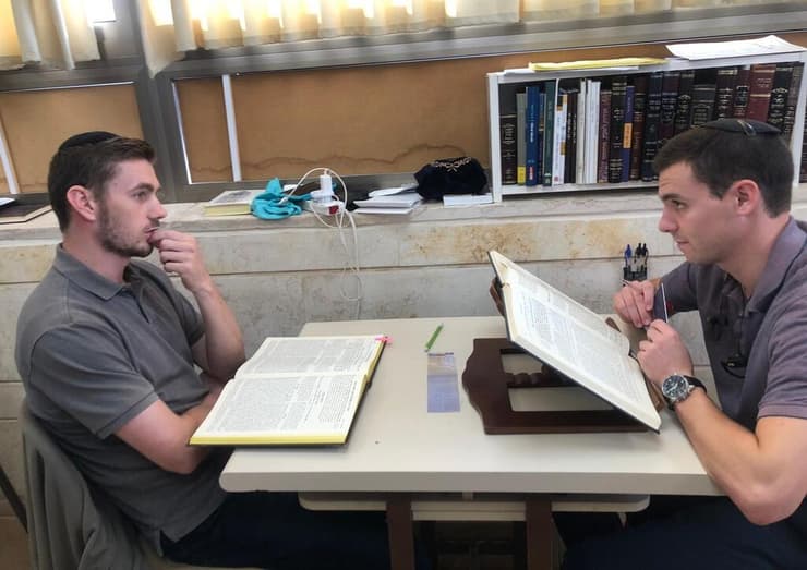 דוד שורץ ויקיר הכסטר בתמונה מבית המדרש