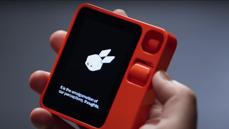 ה-Rabbit R1 מתיימר להוסיף לכם בינה מלאכותית בחיי היום יום