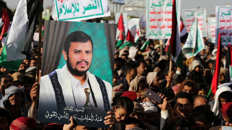 תימן מניפים את תמונת מנהיג ה חות'ים החות'ים עבד אל מאליכ אל חות'י