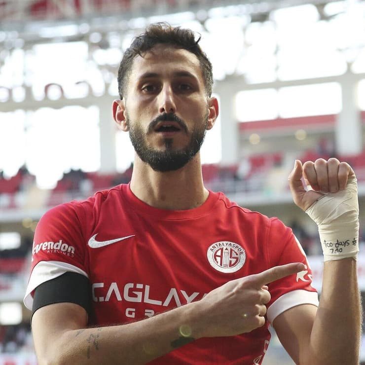 שחקן אנטליהספור שגיב יחזקאל עם מחוה לחטופים