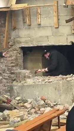 שבירת הקיר בין המנהרה לבית המדרש בברוקלין (צילום מסך) שבירת הקיר בין המנהרה לבית המדרש בברוקלין