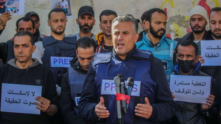 עיתונאים עזתיים במחאה על תקיפות צה"ל ברצועה (צילום: Ahmad Hasaballah/Getty Images) עיתונאים עזתיים במחאה על תקיפות צה"ל ברצועה