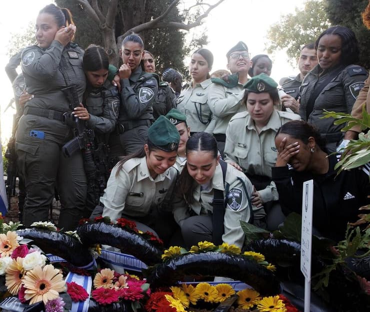 חברותיה של שי בהלוויה, בינואר 2024 (צילום: גיל נחושתן) הלוויה של שי גרמאי ז"ל