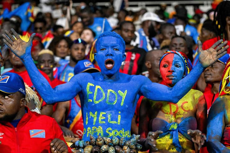 האוהדים הצבעונים של קונגו חוגגים ביציעים