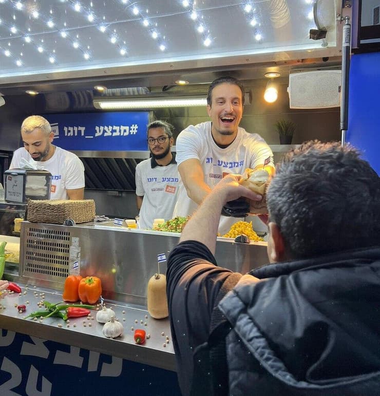 מבצע דוגו לזכרו - מפונים זוללים פלאפל