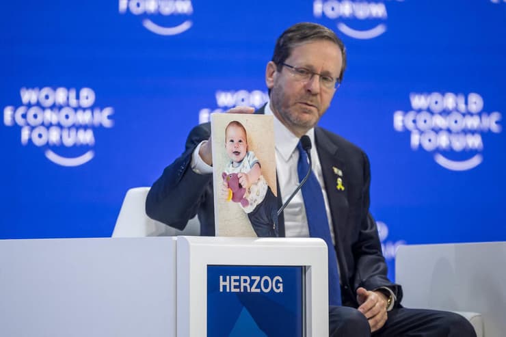 לציון יום הולדתו של התינוק החטוף כפיר ביבס: נשיא המדינה עם תמונתו על בימת הכנס הכלכלי העולמי בדאבוס
