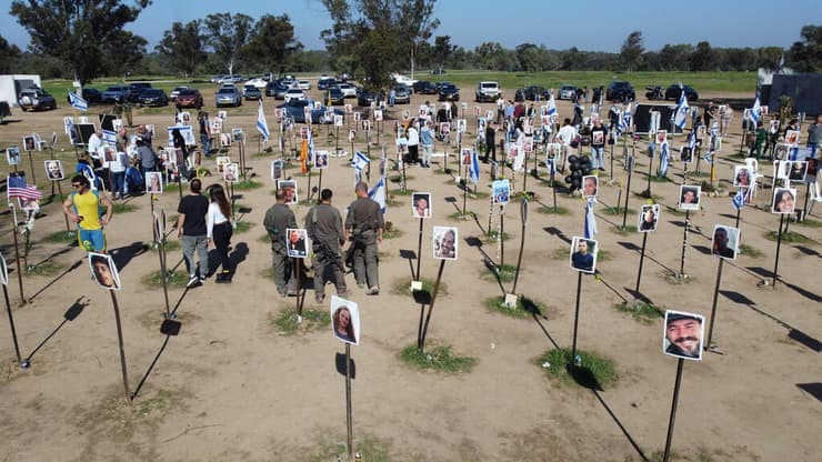 משפחות החטופים ונרצחים במיצג פסטיבל נובה ברעים (צילום: שאול גולן ) משפחות החטופים ונרצחים במיצג פסטיבל נובה ברעים