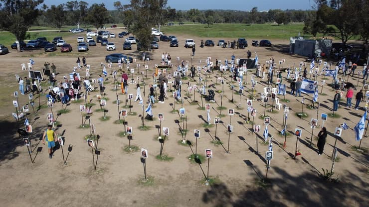 משפחות החטופים ונרצחים במיצג פסטיבל נובה ברעים