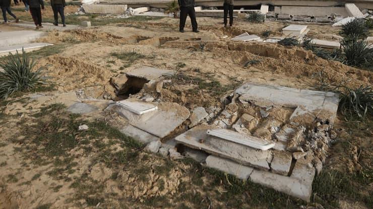 בית קברות הרוס ברצועה (צילום: AP Photo/Mohammed Dahman) בתי קברות הרוסים ברצועת עזה