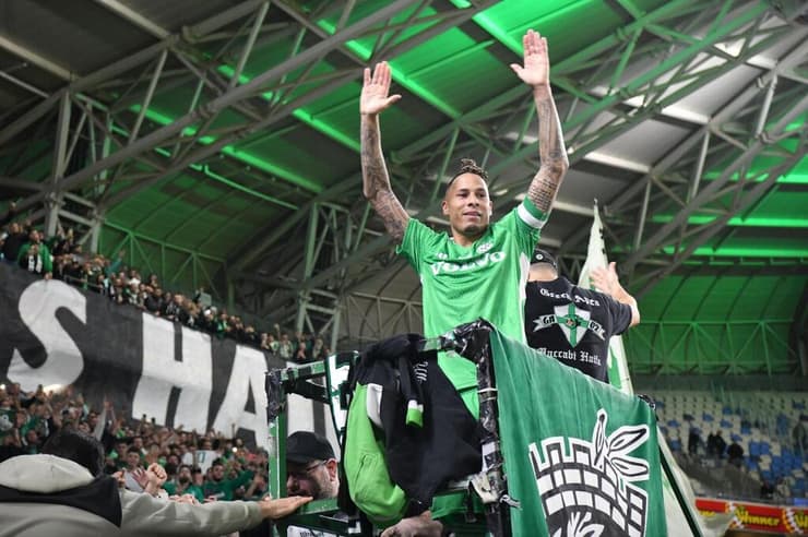 בחיפה מתגעגעים. שרי (צילום: נחום סגל ) שרי על הבמה