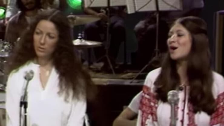 מימין לשמאל: קורין אלאל, יהודית רביץ ואריק אינשטיין, בביצוע "עטור מצחך"