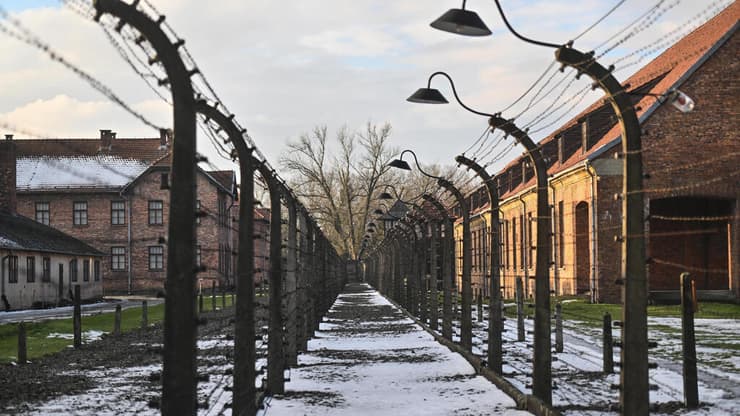 רובי ריבלין בביקור באושוויץ בירקנאו