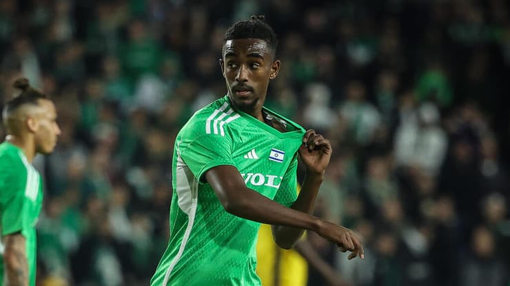 במכבי חיפה עוקבים. קאסה במדים הירוקים (צילום: עוז מועלם) שחקן מכבי חיפה ליאור קאסה