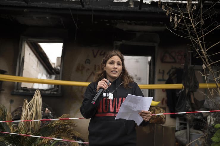 עמית סוסנה, מחוץ לבית בכפר עזה שממנו נחטפה (צילום: Amir Levy/Getty Images) עמית סוסנה