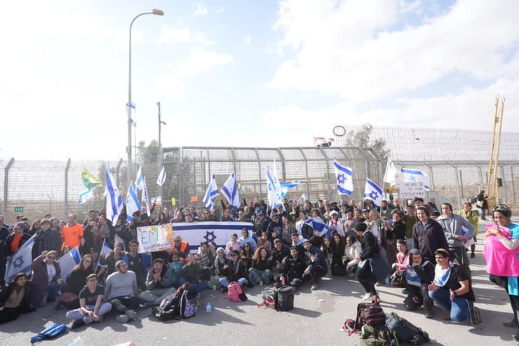 פעילי צו 9 חוסמים את מעבר ניצנה בינואר 2024 (צילום: תומר שונם הלוי) פעילי צו 9 חוסמים את מעבר ניצנה