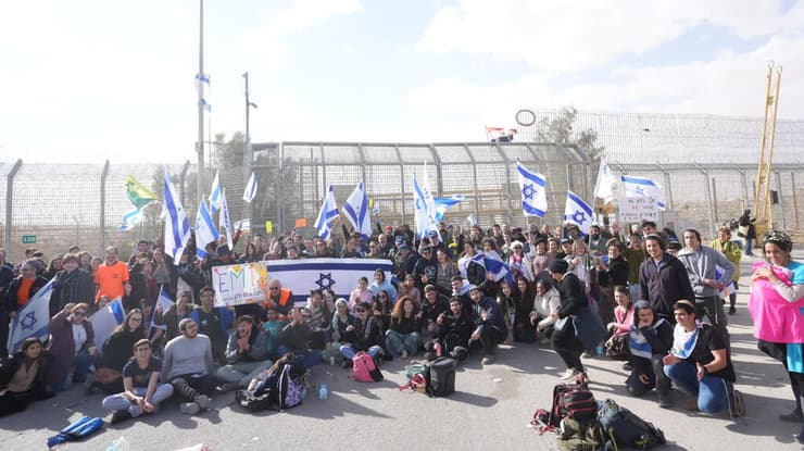 פעילי צו 9 חוסמים את מעבר ניצנה בינואר 2024 (צילום: תומר שונם הלוי) פעילי צו 9 חוסמים את מעבר ניצנה