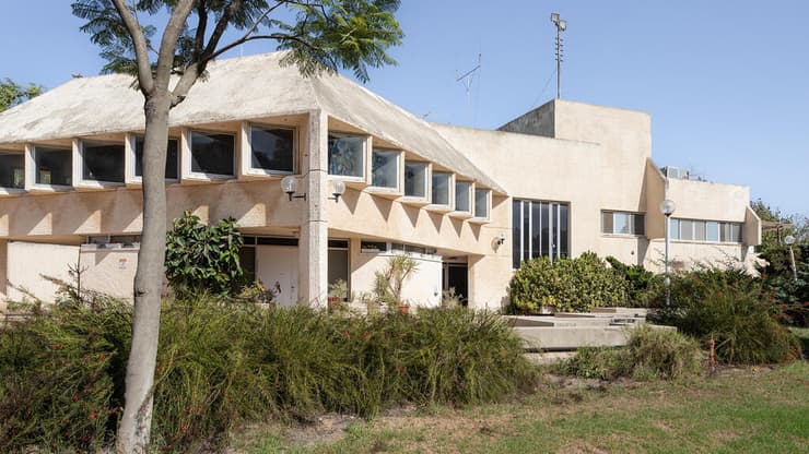 חזרו ללמוד בקיבוץ אבל לא לגור בו. כפר עזה (צילום: איתי איילון) חדר האוכל, קיבוץ כפר עזה, תכנון: אדריכל ויטוריו קורינלדי