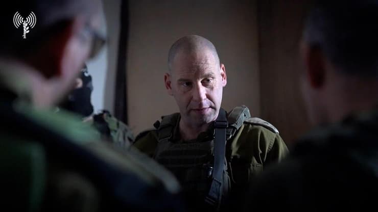 ירון פינקלמן בהערכת מצב עם המפקדים והלוחמים בצפון רצועת עזה
