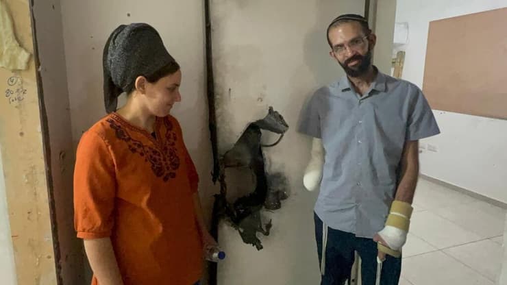 עמיחי שינדלר ואשתו אביטל ליד דלת הממ"ד בכרם שלום שאותה פוצצו המחבלים (צילום: אלבום משפחתי) עמיחי שינדלר ואשתו אביטל, נפצע אנושות בפיצוץ דלת הממ"ד בקיבוץ כרם שלום ב-7 באוקטובר