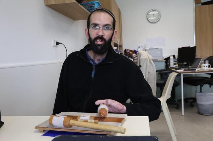 ללמוד לתפקד בלי יד. עמיחי שינדלר (צילום: שאול גולן) עמיחי שינדלר נפצע אנושות בפיצוץ דלת הממ"ד בקיבוץ כרם שלום ב-7 באוקטובר