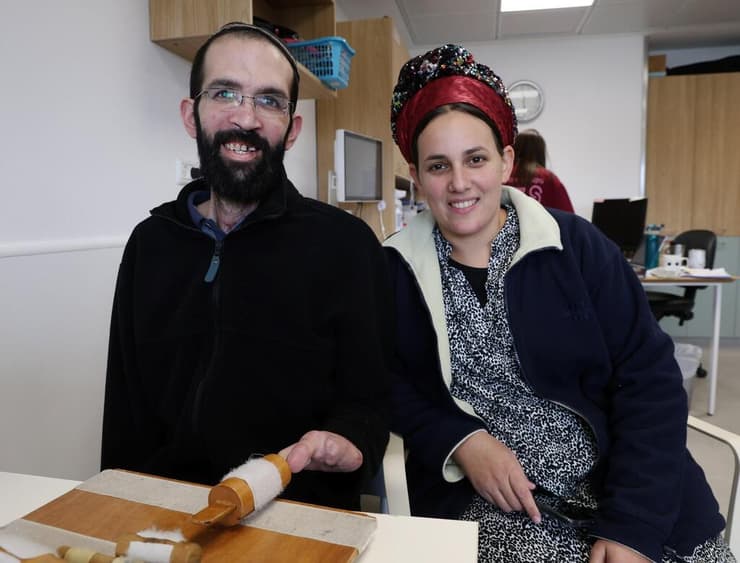 עמיחי שינדלר ואשתו אביטל ניצל בפיצוץ דלת הממ"ד בקיבוץ כרם שלום ב-7 באוקטובר