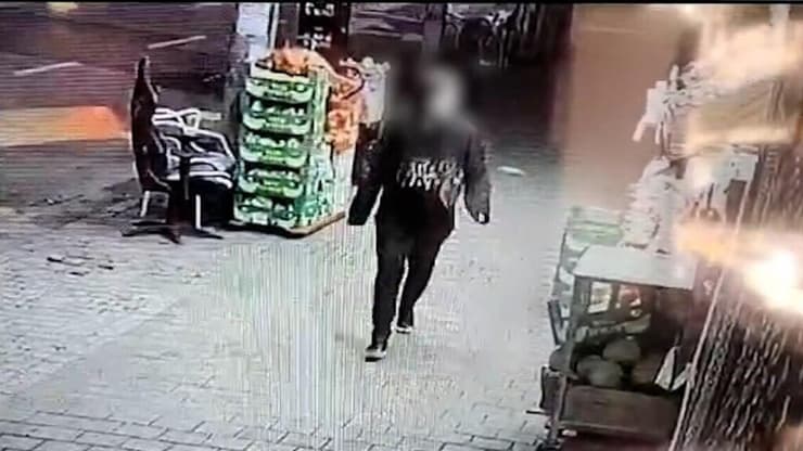 תיעוד: החשוד ברצח התיירת בת ה-36 ברחוב דינזגוף בתל אביב נמלט מהזירה לאחר שדקר אותה והצית את הדירה