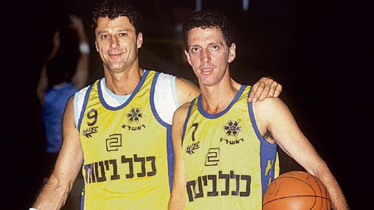 מיקי ברקוביץ' ב־1990, עם מוטי ארואסטי