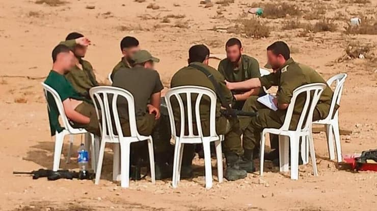 צה"ל מספק תמיכה נפשית לחיילים בשטח. ארכיון (צילום: דובר צה"ל) לראשונה בעולם: עיבוד קבוצתי בשטח