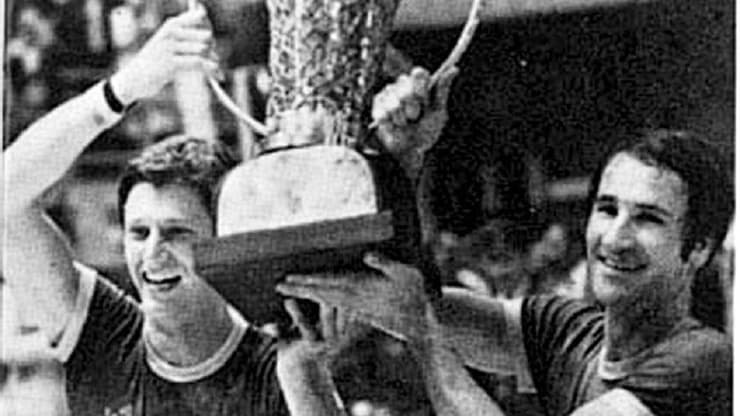 מיקי ברקוביץ' ב־1977, עם טל ברודי וגביע אירופה (צילום: יוסי רוט) מיקי ברקוביץ' ב־1977, עם טל ברודי וגביע אירופה