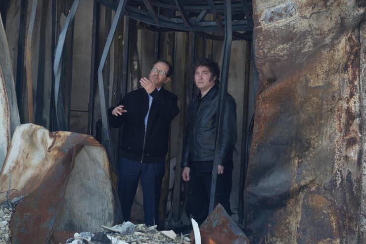 חאבייר חררדו מיליי נשיא ארגנטינה ויצחק הרצוג נשיא המדינה בביקור בקיבוץ ניר עוז