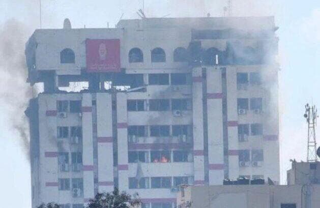 עשן עולה מבנק פלסטין ברימאל בנק פלסטין הותקף ברימאל עזה