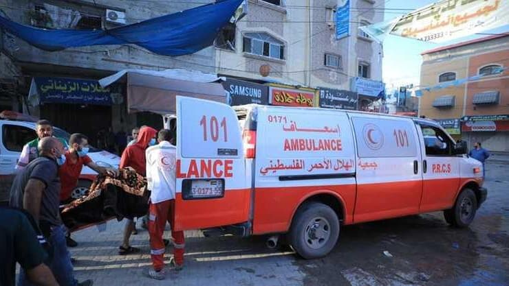 אמבולנס פלסטיני באזור בית החולים אל אמל אל-אמל ב חאן יונס רצועת עזה
