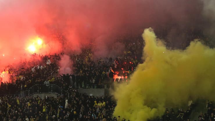 אבוקות ביציעי בית"ר ירושלים