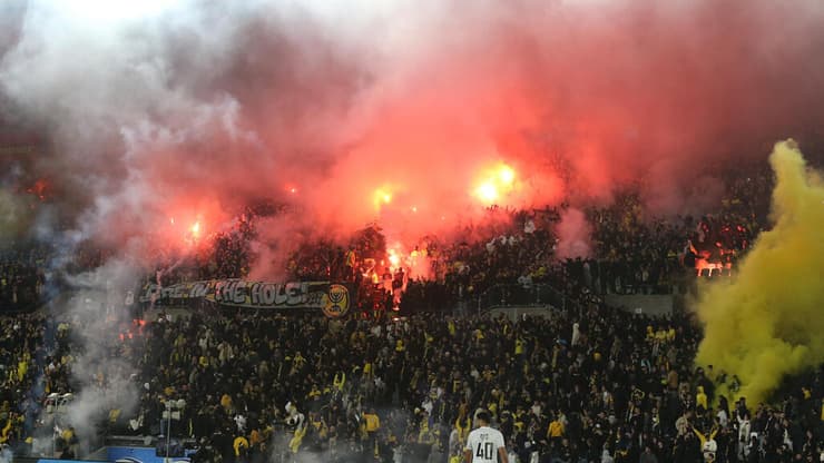 מספר מעגלי אבטחה, על מנת למנוע הכנסת אמצעים פירוטכניים. אבוקות ביציעי בית"ר ירושלים (צילום: אלכס קולומויסקי) אבוקות ביציעי בית"ר ירושלים