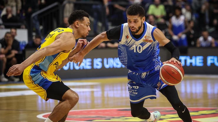 מקולום מול בולדווין בעונה שעברה (צילום: עוז מועלם) מקולום מול בולדווין