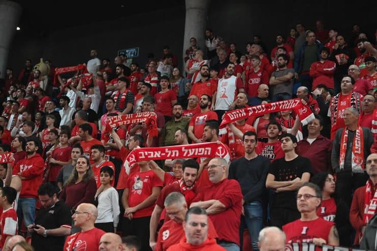 אוהדי הפועל ת"א בכדורסל (צילום: יאיר שגיא ) אוהדי הפועל ת"א כדורסל