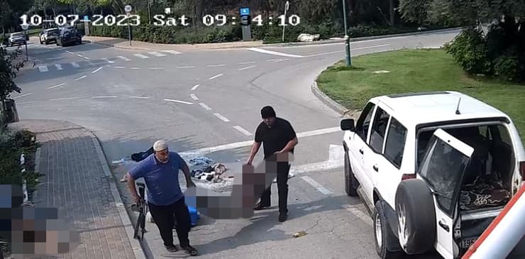 עובד אונר"א חוטף גופה מבארי "בלי פתרון מדיני המצב ימשיך להחמיר" (מתוך וושינגטון פוסט) עובד אונר"א חוטף גופה מבארי
