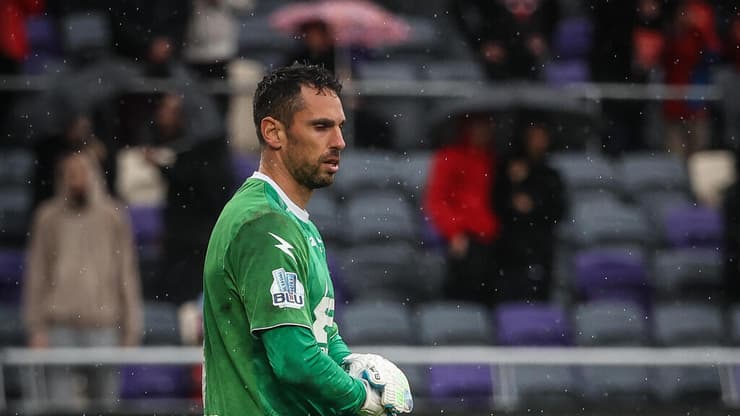 עבר לאדום. עמוס (צילום: עוז מועלם ) עמוס