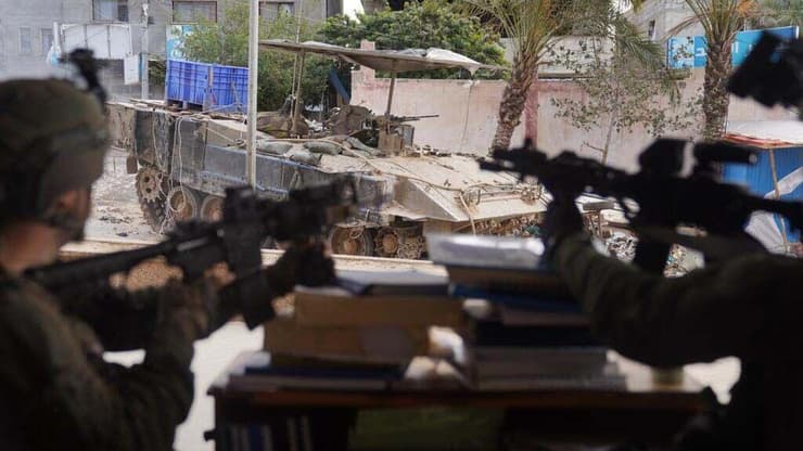 לוחמים בבית החולים נאסר בעזה. "תינוקות מתו בפגיות" (צילום: דובר צה"ל) תיעוד: פעילות כוחות צה"ל בבית החולים נאצר