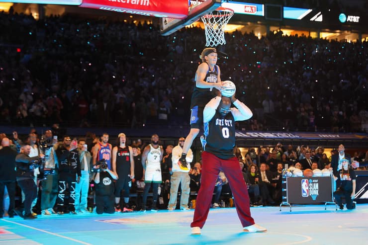 מקלאנג מתעופף מעל שאקיל אוניל (צילום: Stacy Revere / GETTY IMAGES NORTH AMERICA / AFP) מקלאנג מתעופף