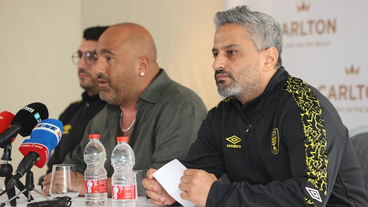 בית"ר ירושלים פתחה עונה. ברק יצחקי עם הבעלים ברק אברמוב והמנהל המקצועי אלמוג כהן (צילום: עוז מועלם) מאמן בית"ר ירושלים ברק יצחקי עם הבעלים ברק אברמוב והמנהל המקצועי אלמוג כהן