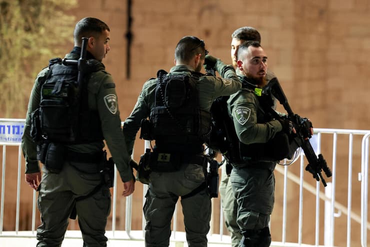 שוטרים בשער שכם. ארכיון (צילום: REUTERS/Ammar Awad) שער שכם בירושלים