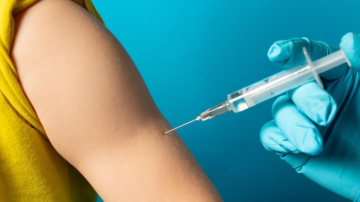 ילד מקבל חיסון